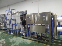 Ligne de production de remplissage d'eau en bouteille entièrement automatique et économique, machine de remplissage, équipement de traitement d'eau par osmose inverse