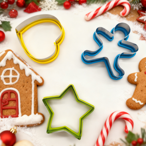 Tagliabiscotti a forma di cuore, stelle e omino di pan di zenzero dorati con bordo in silicone - Product Image 1