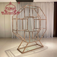 Décoration d'événements de mariage : Présentoir à vin moderne et élégant en acier et verre, autoportant, avec éléments de bar intégrés