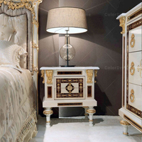 Lit King Size Baroque Français en Bois Massif Blanc et Doré Sculpté à la Main avec Accents Dorés Complexes – Ensemble de Chambre à Coucher
