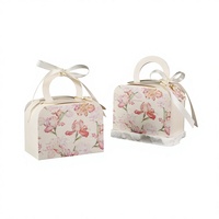 Boîte cadeau réutilisable éco-responsable rouge rosé avec motif en relief, finition brillante/mate et vernis UV pour souvenir de mariage