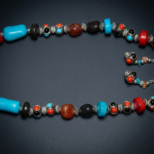 Collar de Cuentas Turquesas Multicolor con Piedras Rojas, Negras y Azules para Decoración del Hogar, de Gujarat - Product Image 3