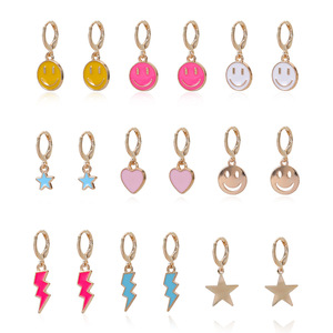 Boucles d'oreilles créoles en alliage de zinc, motif visage souriant, tendance, pour soirée, ensemble de boucles d'oreilles pendantes colorées à motif dessin animé - Product Image 5