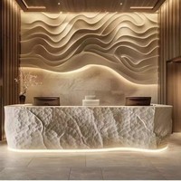 Comptoir d'accueil aspect pierre naturelle, style Wabi-sabi moderne avec texture de roche irrégulière pour spa et salon haut de gamme