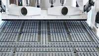 Machine de découpe CNC Syntec à prix avantageux pour le travail du bois, routeur de découpe de bois 1300x2500mm avec moteur servo haute précision et PLC