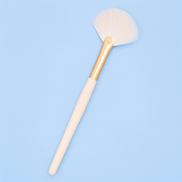 Pinceau professionnel de haute qualité pour highlighter, poils synthétiques doux, manche en plastique, pinceau plat en poils synthétiques, logo personnalisé, pinceau de maquillage