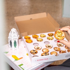 Caja de Picnic Minimalista y Estética con Estampado Dorado, Acabado de Lujo para Tienda de Postres Gourmet, Certificación FSC, Lista para DDP - Product Image 1