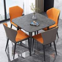 Moderner Quadratischer Esstisch für 4 Personen mit Marmormuster-Tischplatte und Grauen Stoffstühlen Schwarze Metallbeine für Esszimmer Café