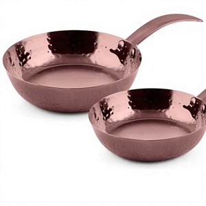 Casserole classique robuste à fond épais en acier inoxydable martelé or rose avec poignée, compatible gaz et induction, écologique et portable - Product Image 1
