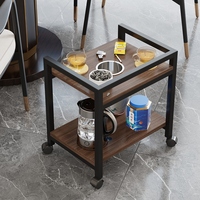 Table d'appoint mobile moderne multifonctionnelle avec étagère, table basse, porte-tasses, cendrier, plateau en verre et structure métallique pour salon et canapé