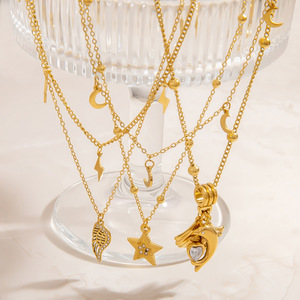 Collier superposé en or avec pendentif étoile et lune serti clos, ras-de-cou multicouche, idéal pour un cadeau, bijoux de mode - Product Image 1