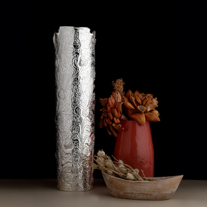 Jarrón Decorativo de Metal con Grabado Floral, Hecho a Mano, Elegante Adorno para la Decoración del Hogar, para Sala de Estar, Entrada o Esquina - Product Image 2