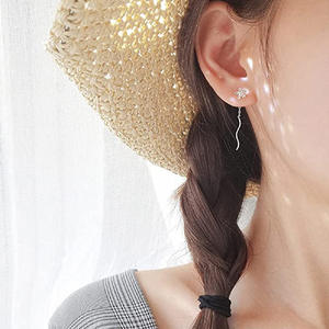 Elegantes Pendientes de Flores en Plata 925 con Oro Blanco, Diseño Minimalista, Joyería Fina para Uso Diario de Mujer - Product Image 3