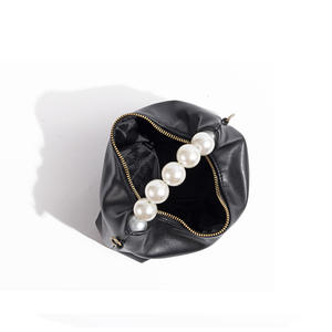 Bolsos de Mano de Diseño con Asa de Perlas 2026 para Mujer, Bolso Tote Casual de Cuero PU con Diseño de Perlas de Lujo, Cierre de Cremallera y Cadena - Product Image 6