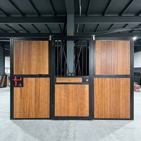 Équipement équestre personnalisé, panneau de box pour chevaux en bois classique traditionnel de 4,5 m, revêtement poudré moderne, grand hangar à chevaux en bois