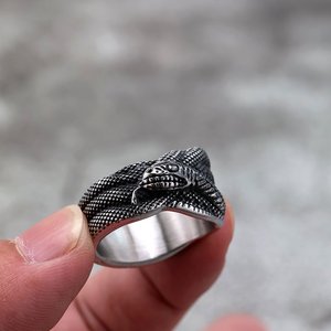แหวนผู้ชายสแตนเลสสไตล์เรโทร ลายงูพันกัน ดีไซน์โดดเด่น แข็งแรง ทนทาน ของขวัญเครื่องประดับ - Product Image 4