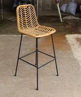 Tabouret de bar moderne en rotin, chaise de bar avec siège en osier tressé à la main, structure en fer, mobilier de comptoir et îlot de cuisine, vente en gros directe usine