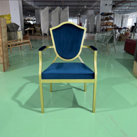 Fauteuil de banquet de mariage en gros, chaise en velours bleu marine à dossier en forme de bouclier, chaise de salle à manger à structure métallique cannelée dorée