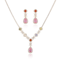 Parure de bijoux brillante, accessoire de coiffure, minimalisme coloré, zircone en forme de goutte d'eau colorée, présentation raffinée, parures de bijoux colorées