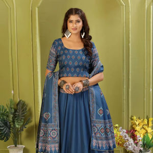 Nuevo Lanzamiento de Pawan Collections, Lehenga Choli de Algodón con Modelado Real, Reyon Pesado, Cosido, Reversible, Moderno, para Fiestas, Estilo Indio - Product Image 1