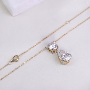 สร้อยคอทองคำแท้ 10K ดีไซน์คลาสสิก ประดับเพชรทรงหยดน้ำ ทรงกลมและทรงหยดน้ำ  พร้อมจี้เพชรโมอิสซาไนต์ทรงกลมและทรงหยดน้ำ ระดับ D VVS สำหรับผู้หญิง - Product Image 4