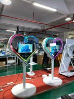 Machine photomaton miroir magique en forme de cœur pour selfies de mariage avec écran tactile pour les fêtes, comprend une imprimante photo