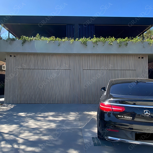 Portes de <span class=keywords><strong>garage</strong></span> doubles en bois grainé sur mesure haut de gamme Grandsea pour les maisons, aspect bois, porte à enroulement à montage affleurant - Product Image 4