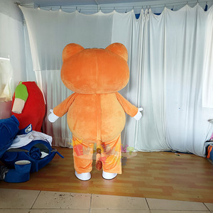 Disfraz de Mascota de Gato Naranja Personalizado con Bufanda Roja y Logotipo Bordado para Adultos Unisex, Eventos de Marca y Fiestas - Product Image 4