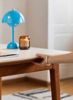 Table à manger moderne de style Wabi-sabi avec plateau en pierre frittée et pieds en bois, idéale pour les hôtels, appartements et restaurants