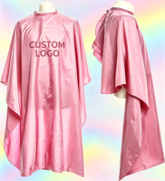 Cape de coiffure imperméable en polyester rose avec logo personnalisé et col boutonné pour salon de coiffure