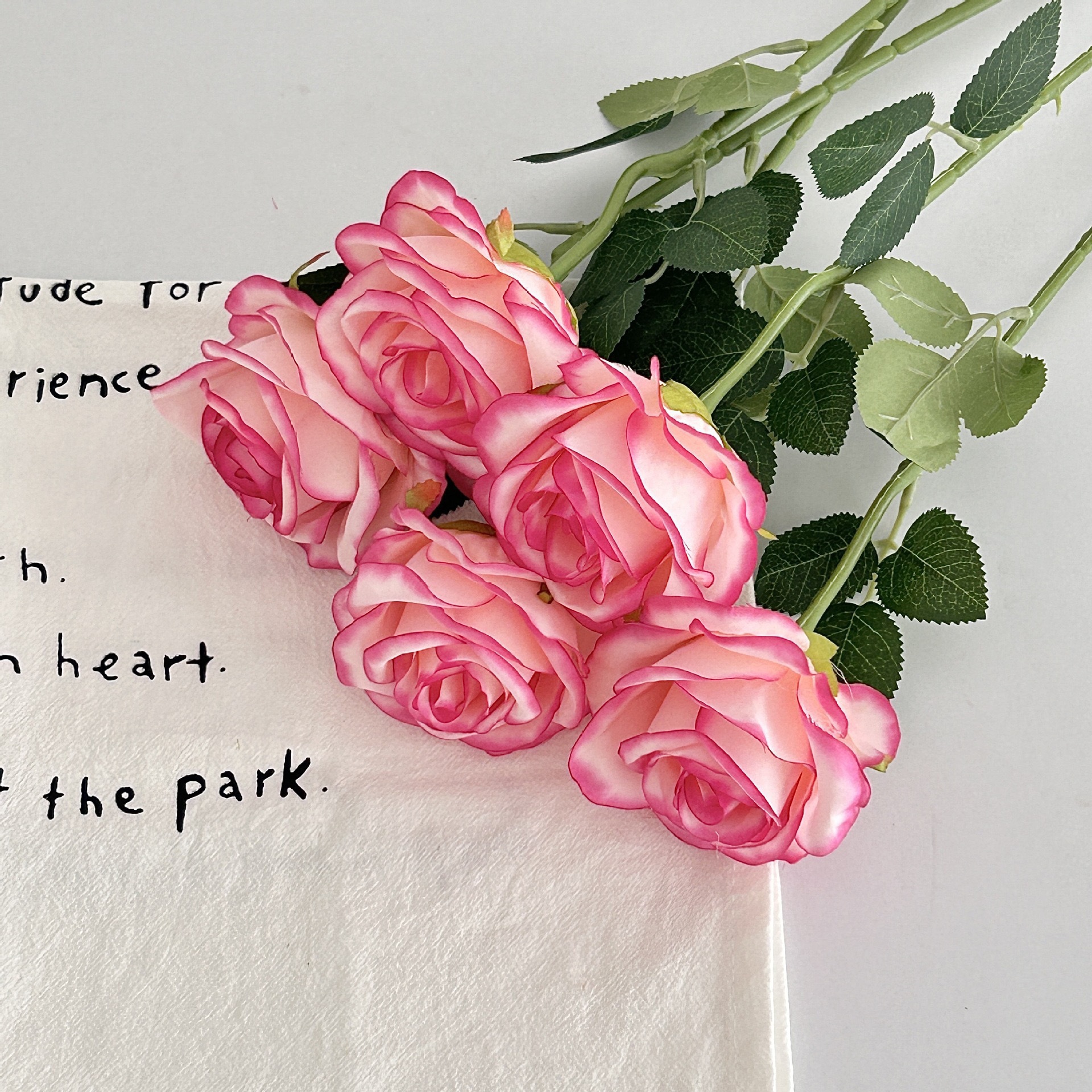 Rose en soie aux bords roses