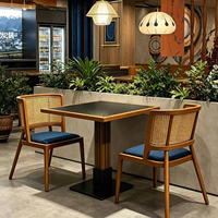 Ensemble de salle à manger sur le thème de la nature sauvage avec chaises en bois pour restaurants modernes, bistrots, hôtels et espaces de restauration décontractés