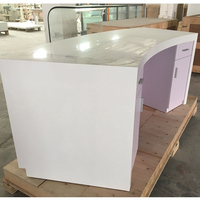 Comptoir de réception personnalisé haut de gamme, moderne, durable, en Corian blanc, avec façade en verre, de forme légèrement incurvée, pour usage hospitalier