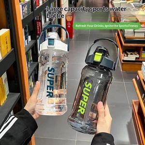 Bouteille d'eau de type paille ultra grande capacité 2L avec bouchon pop-up à un clic pour le sport et le fitness, en matériau PC - Product Image 3