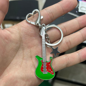 אמריקאי רטרו עיצוב מוסיקה Y2K גיטרה 3D מתכת מפתח שרשרת פנטגרם גיטרה רוק בס מתנת חג המולד במחזיק מפתחות מזכרות תיק קסם - Product Image 6