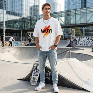 เสื้อยืดกราฟิกสีขาวพรีเมียมทรงโอเวอร์ไซส์สำหรับผู้ชาย สไตล์สตรีทแวร์ ไหล่ตก พิมพ์ลายศิลปะแบบ Brushstroke ผ้าฝ้าย 100% เสื้อยืดแฟชั่นฤดูร้อน - Product Image 2