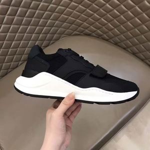 Sneakers plateforme de qualité supérieure avec un design luxueux et un style rayé. Parfait pour la marche et les activités de plein air. - Product Image 3