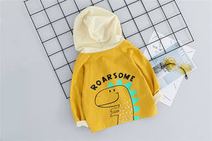 Conjunto de Tres Piezas para Niños: Camisa Casual de Dinosaurio, Jeans Robin y Sudadera con Mangas de Diferentes Colores, de Fábrica China - Product Image 2