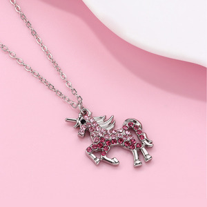 Vente en gros de pendentifs en alliage de zinc pour enfants, charme licorne rose mignon avec cristal, cadeau d'anniversaire pour enfants, boîte cadeau incluse - Product Image 4