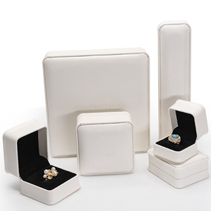 XINYUAN BGE-01 Caja de Joyería de Piel Sintética Color Blanco Hueso, Marco Rígido, Logotipo Grabado, Cierre Magnético, Forro de Terciopelo Negro, Múltiples Compartimentos - Product Image 1