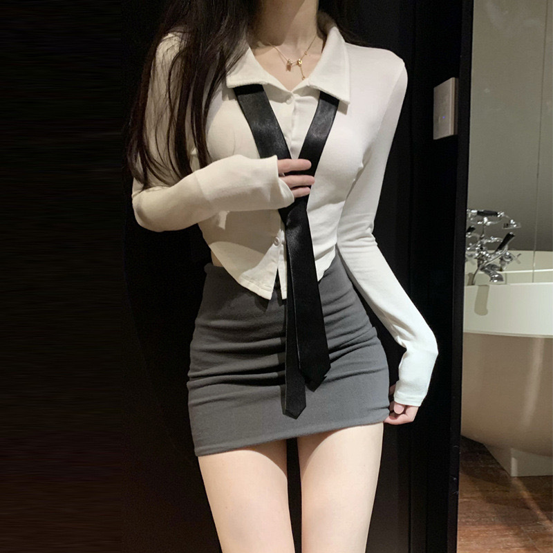 Grigio e bianco [camicia+cravatta+gonna corta]