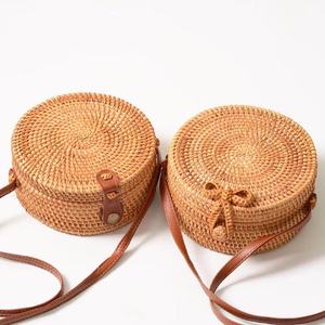 Bolso Bandolera Redondo de Ganchillo Hecho a Mano con Decoración de Lazo, Estilo Bohemio, Bolso de Hombro para Mujer con Cierre de Cremallera y Correa Única - Product Image 1