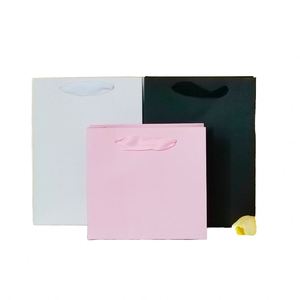 Bolsa de papel reciclada con asa larga, impresa con diseño de calcetines, para regalo. - Product Image 1