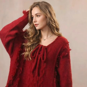 Elegante maglione con scollo a V e frange, pullover boho con dettagli a nappa e laccetti sul davanti. Maglione Oversize per un'Atmosfera Invernale Accogliente - Product Image 1