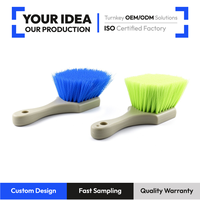 Brosse de détaillage pour roues et pneus à manche court TB-001, tête large à filaments ondulés avec poils en PE/PP/PBT, manche en ABS pour un nettoyage en profondeur