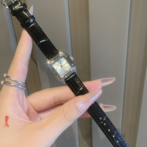 Nouvelle montre carrée fine en cuir vintage française, exquise et minimaliste, pour femme, noire et dorée, idéale pour le quotidien - Product Image 3