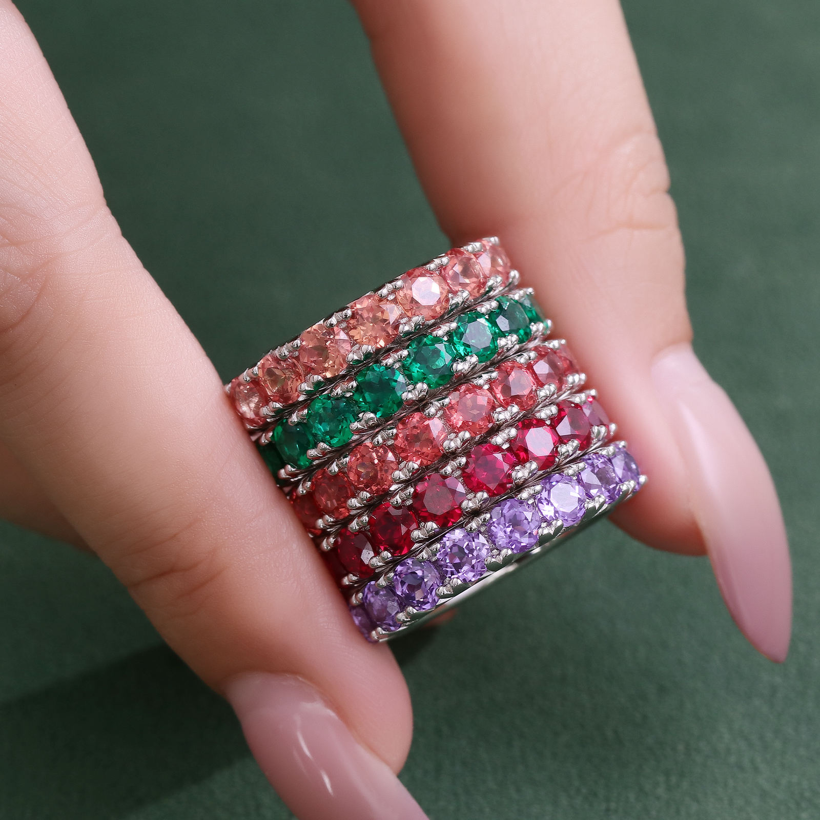 Bague en or massif 14 carats avec pierre de laboratoire.