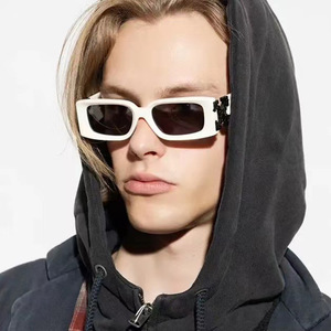 Gafas de sol unisex con montura negra y lentes Ac, 100% protección UV para salidas, fiestas y reuniones - Product Image 2