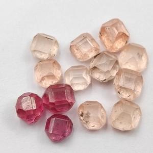 Diamante Sintético en Bruto HPHT de 1-2 Quilates, Color Rojo Granada Rosado, Cultivado en Laboratorio, para Joyería - Product Image 1