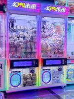 Machine à griffes géante sur mesure, distributeur automatique d'arcade à monnayeur en forme humaine avec boutons et jouets en peluche.